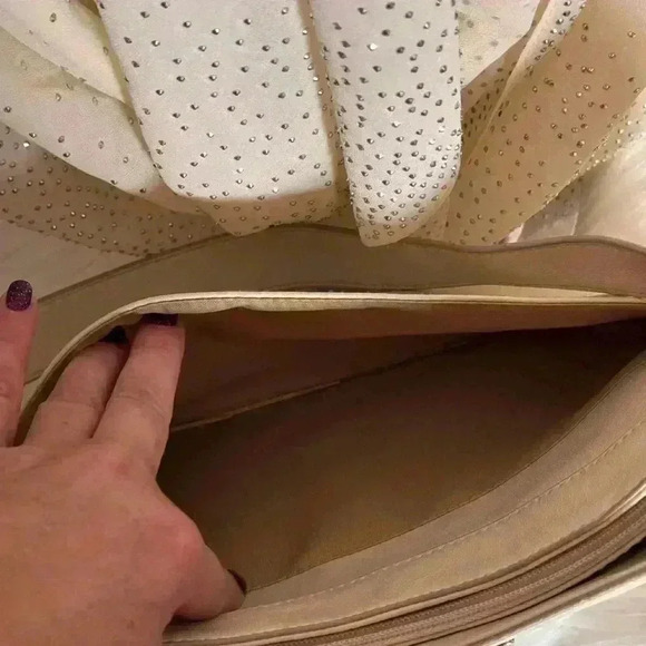 Liz Claiborne Cream Leather Hobo Style Purse, Clean, Excellent Condition - Picture 8 of 13